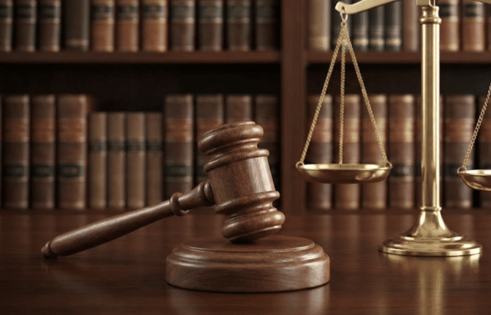 Δικαστικό σφυρί και ζυγαριά δικαιοσύνης σε νομική βιβλιοθήκη, συμβολίζοντας την απόφαση ΑΠ για τους περιορισμούς εξουσίας διαχειριστή ΟΕ.