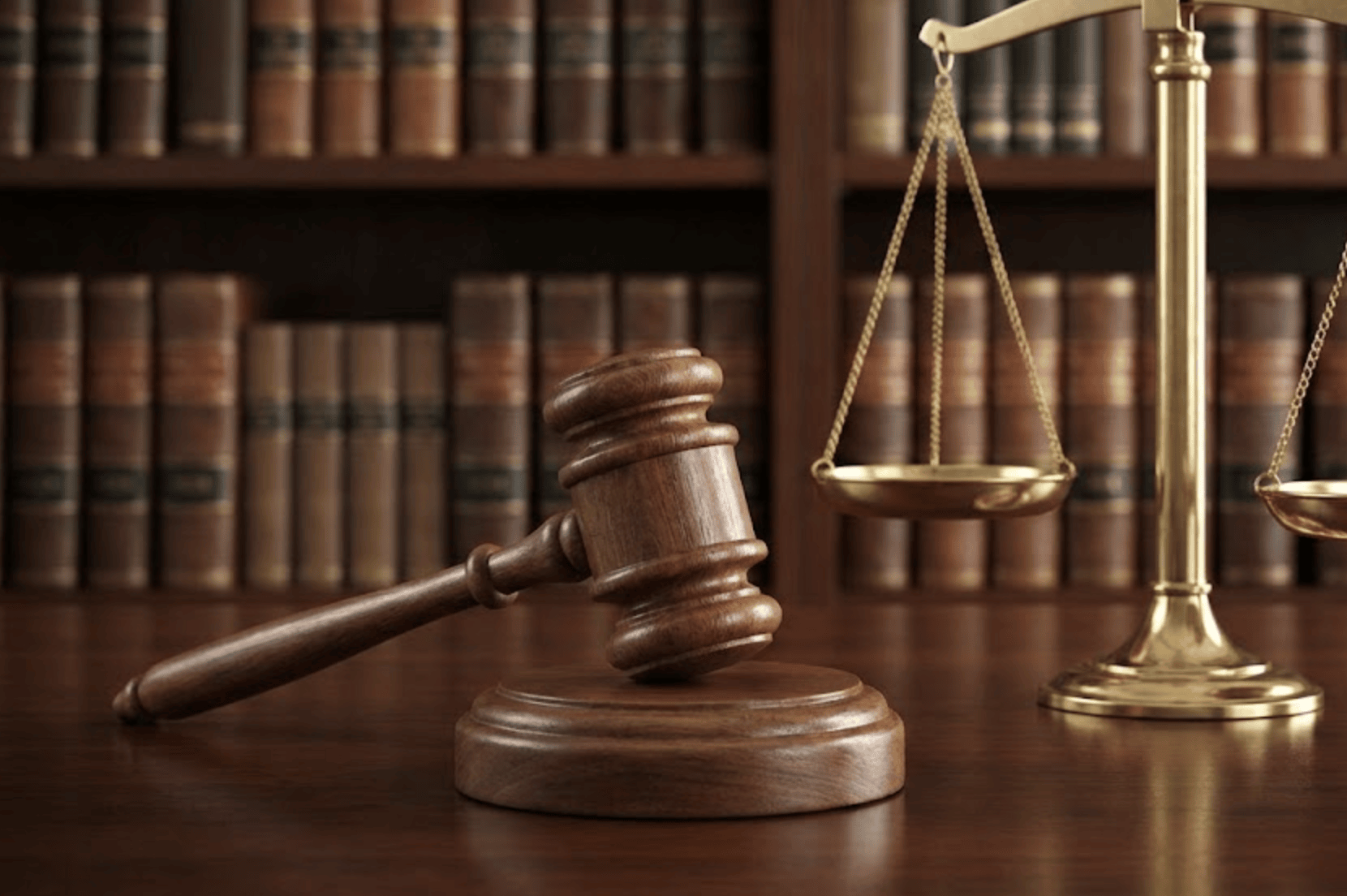 Δικαστικό σφυρί και ζυγαριά δικαιοσύνης σε νομική βιβλιοθήκη, συμβολίζοντας την απόφαση ΑΠ για τους περιορισμούς εξουσίας διαχειριστή ΟΕ.